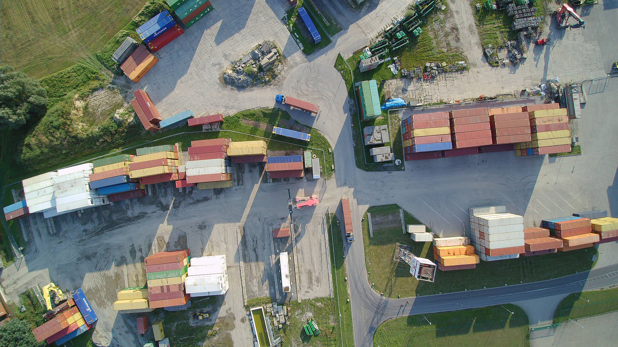 Blick aus der Vogelperspektive auf das Container-Terminal der LION-Group.